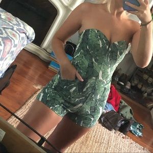 ‼️4 for $15‼️ H&M Conscious palm leaf print romper